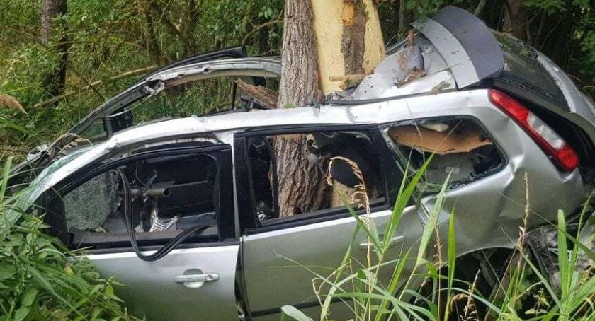 Tragiczny wypadek koło Warlubia. Kierowca forda c-max uderzył w drzewo