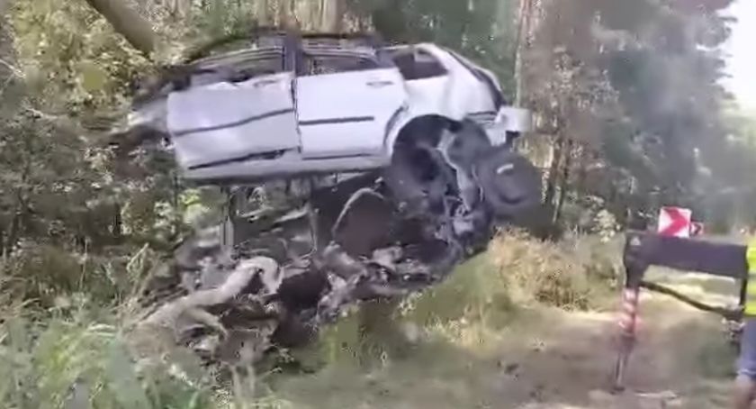 Wypadek w Blizawach. Tak zmasakrowanego samochodu dawno nie widziały nawet służby drogowe [NAGRANIE]