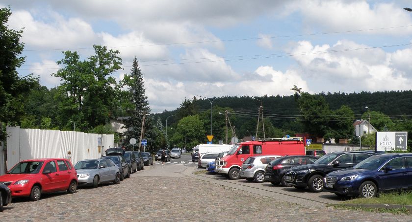 W weekendy w Tleniu brakuje miejsc parkingowych. Problem z roku na rok narasta