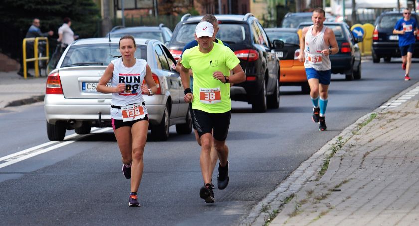 Niedziela 12 września 2021 będzie świętem biegania. Półmaraton Mondi znów połączy Chełmno i Świecie