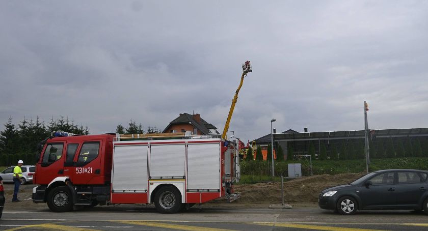44-latkiem, który wykrzykiwał z podnośnika koszowego zajęli się lekarze. Nowe informacje w sprawie
