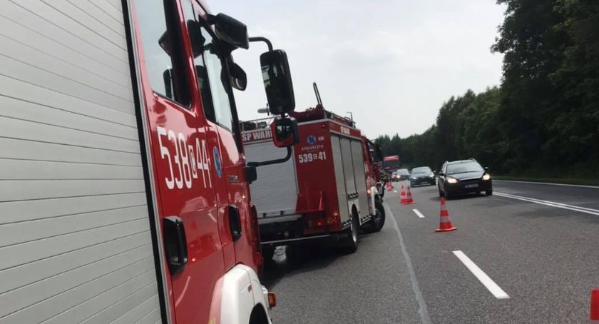 W Bzowie palił się budynek. Ruch na drodze krajowej był utrudniony