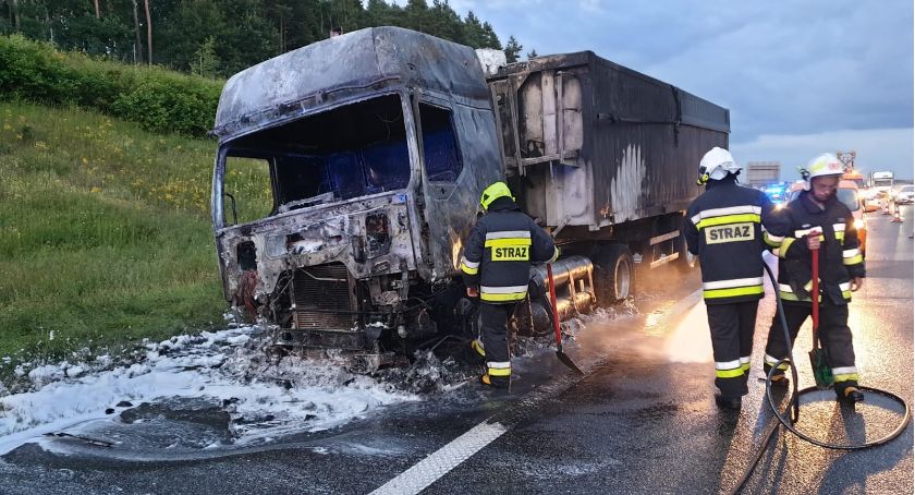 Pożar ciężarówki na autostradzie A1. Na miejscu działało dziewięć zastępów straży pożarnej