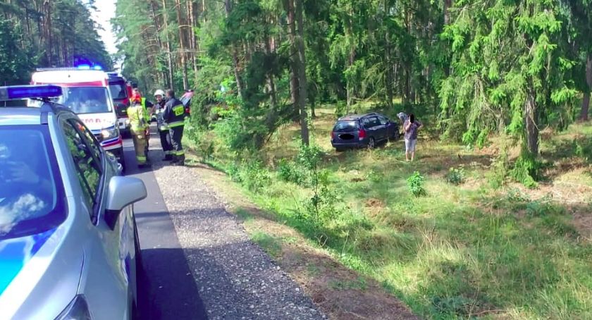 Samochód uderzył w drzewo w Miedznie. Brzoza chwilę wcześniej złamała się i przewróciła przed osobówką