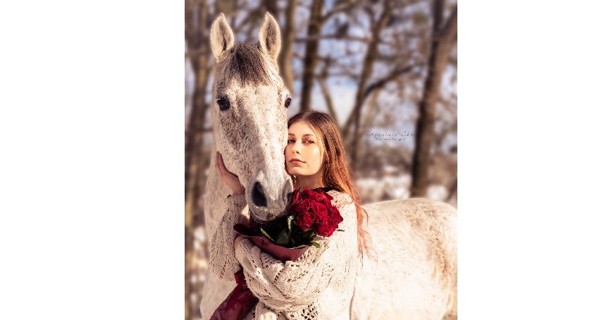 Julia Powierska fotografuje z przyjemnością. Jej sesje najczęściej uzupełniają zjawiskowe konie