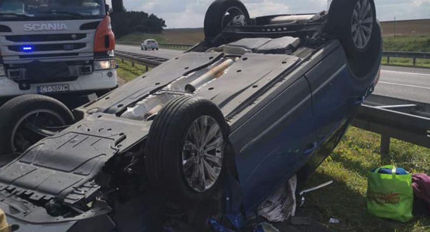 Zderzenie ciężarówki z autem osobowym na autostradzie A1. Dwie osoby zostały zabrane do szpitala