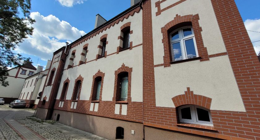 Wybite szyby w oknach domu na ul. Słowackiego. Jakie szkody wyrządzili chuligani?