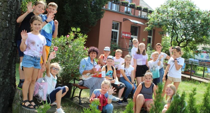 Wakacje z biblioteką w Lnianie. Było tworzenie makram, aniołów i malowanie pejzaży