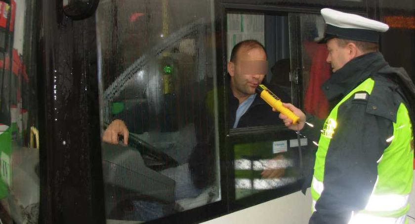 Mieszkańcy ujęli dwóch pijanych kierowców. Policjanci przyłapali kierowcę autobusu