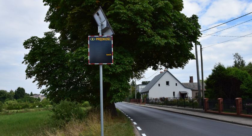 Radarowy wyświetlacz prędkości w Serocku. Czy to dobre rozwiązanie?