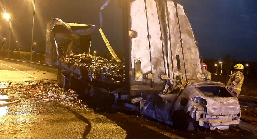 Na autostradzie A1 w Mniszku zginął kierowca osobówki. NOWE INFORMACJE [ZDJĘCIA]