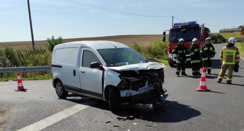 Wypadek w Ernestowie. Jedna osoba trafiła do szpitala