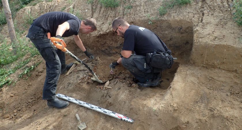 Kolejny grób odnaleziony na budowie drogi S5. W jakim wojsku walczyli polegli?