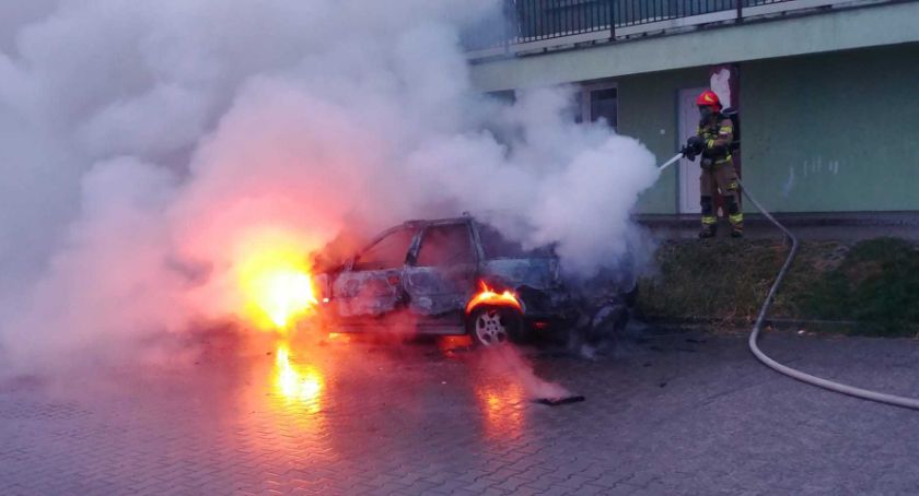 Pożar opla vectra. Pojazd był zaparkowany pod oknami wielorodzinnego budynku