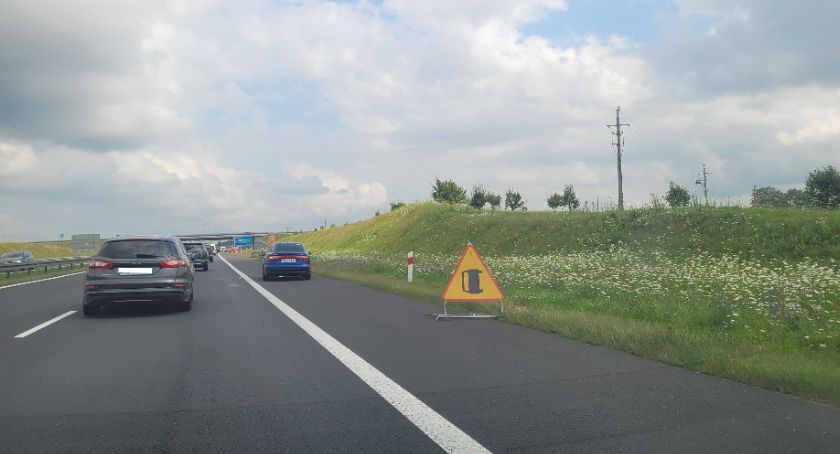 Hyundai dachował na autostradzie. Kierowca skody uderzył w skarpę na S5. Dwa zdarzenia na drogach powiatu