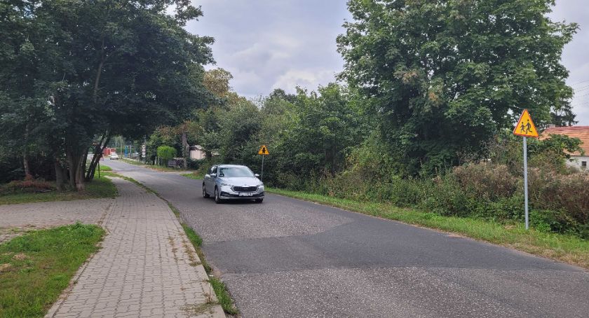 Kierowcy pędzą przez Kozłowo. Mieszkańcy obawiają się o bezpieczeństwo dzieci