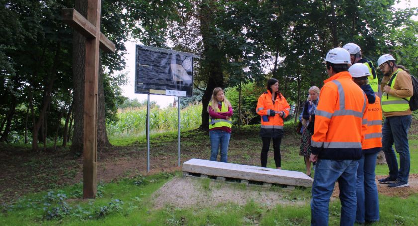 Lapidarium we Wiągu. Zlikwidowano część cmentarza i ekshumowano zwłoki