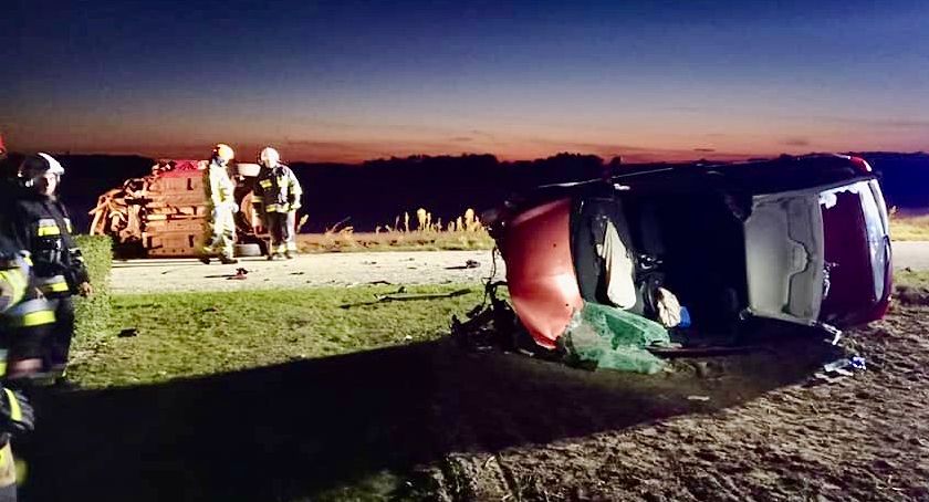 Wypadek w Dąbrówce. Nad ranem czołowo zderzyły się dwie osobówki