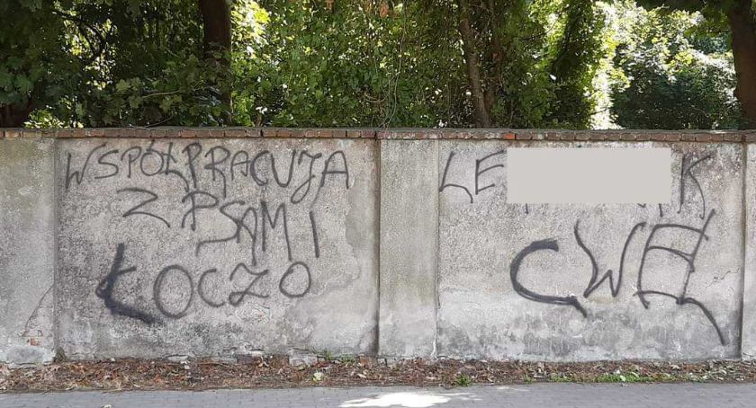 Wandale zniszczyli zabytkowy mur i drzwi remizy. Świadkowie są proszeni o pomoc 