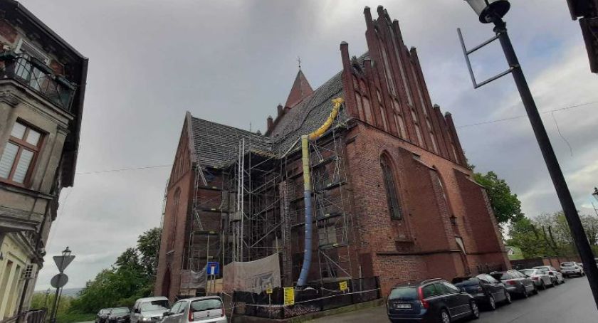 Zmarł pracownik, który spadł z dachu kościoła w Nowem