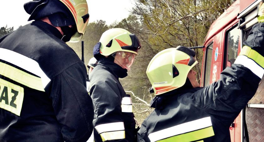 Pożar na drodze w Morsku. Zapalił się kombajn