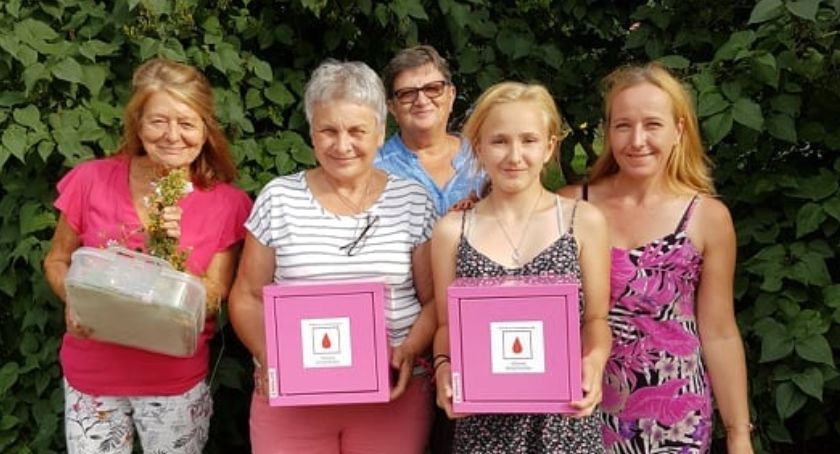 Różowe skrzyneczki w gminie Dragacz. Panie przyłączyły się do ogólnopolskiej akcji