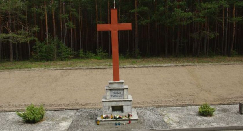 Uczcimy pamięć pomordowanych. Uroczystości przy mogile w Mniszku