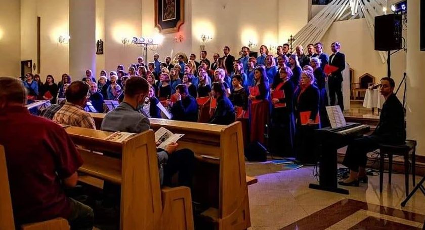 Koncert chóru w Warlubiu. Uroczystość z okazji beatyfikacji kardynała Stefana Wyszyńskiego