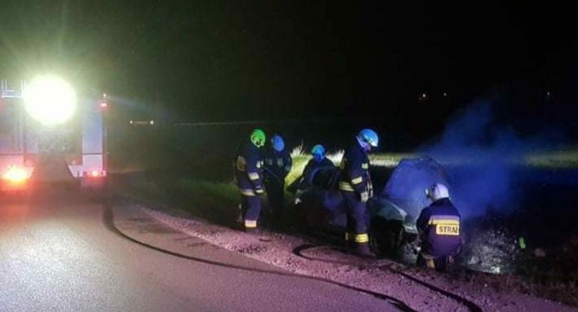 Fiat spłonął na poboczu drogi w gminie Pruszcz. Na szczęście w środku nikogo nie było