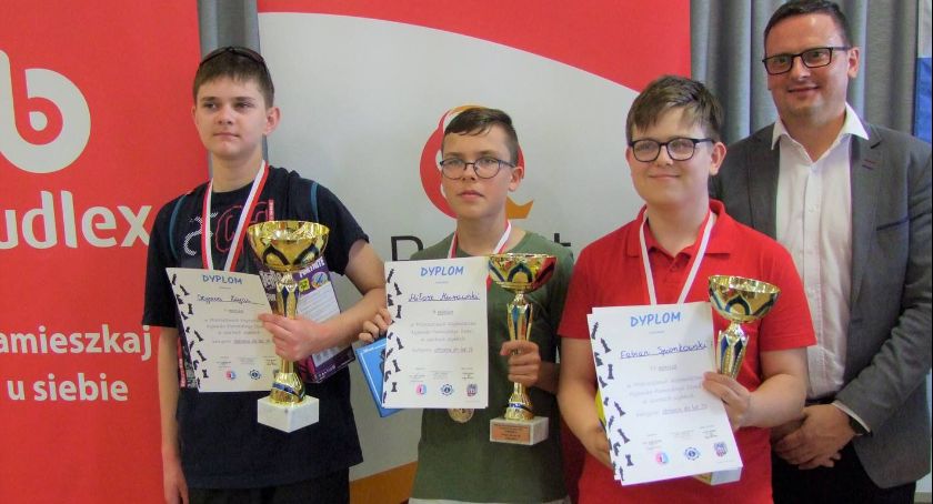 Młodzi szachiści Gambitu Świecie z mistrzostw województwa wrócili z medalami