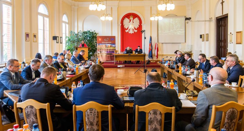Burzliwe obrady sesji Rady Miejskiej w Świeciu. Poszło o wydzierżawienie terenu firmie zajmującej się recyklingiem