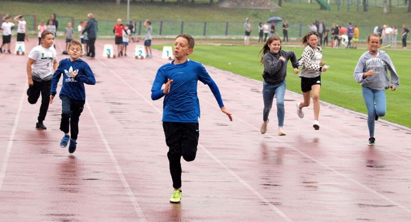 Deszczowa inauguracja czwartków lekkoatletycznych w Świeciu [ZDJĘCIA]