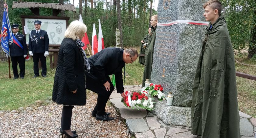Obchody rocznicy napaści ZSRR na Polskę w Lipinkach. Udział wzięli m.in. ułani z Klubu Jeździeckiego „Rotmistrz” [ZDJĘCIA]