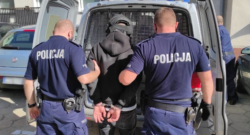 Agresywny 26-latek zaatakował policjantów i medyków. Prokurator postawił mu zarzuty