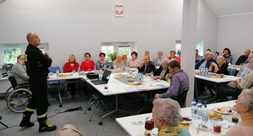Strażacy ze Świecia edukują seniorów. Co było tematem spotkania?