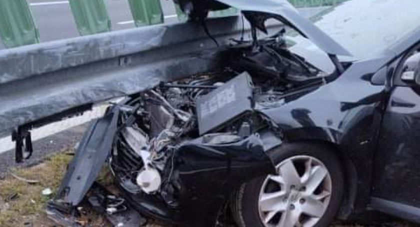 Wypadek na autostradzie A1. Auto uderzyło w barierki