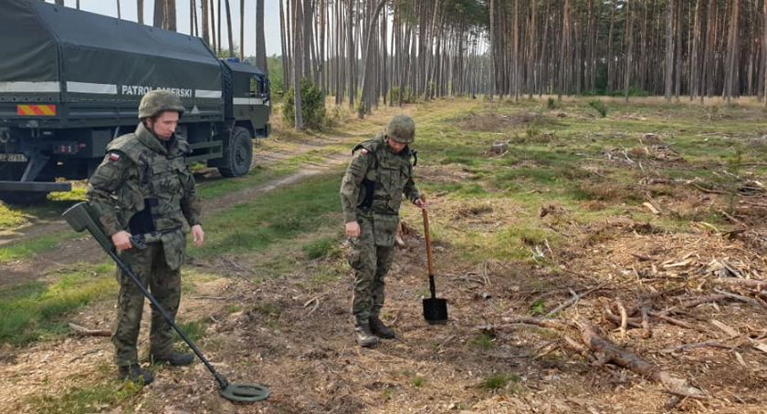 Niebezpieczna sytuacja w lesie w Taszewie. Konieczna była pomoc saperów [ZDJĘCIA]