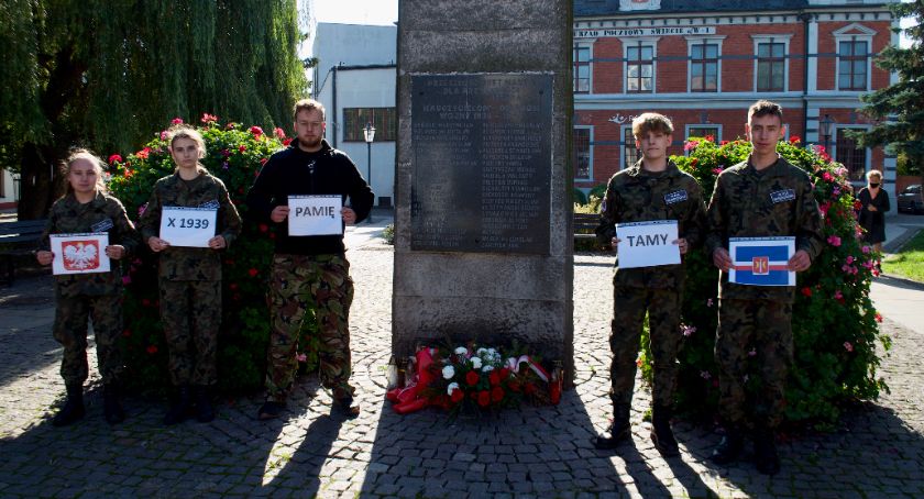Uczcili pamięć ofiar masowych egzekucji z 1939 r. Uczniowie ZSM w Świeciu złożyli wiązanki pod pomnikiem na Małym Rynku
