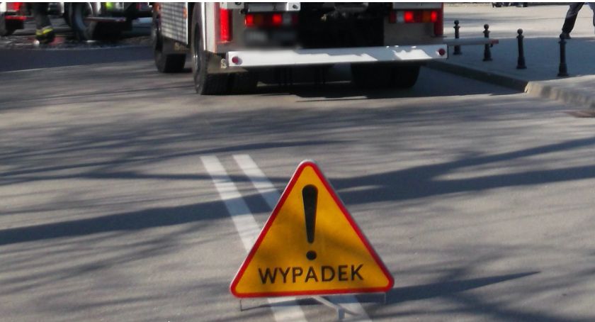 Kombajn zderzył się z osobówką. Samochód dachował