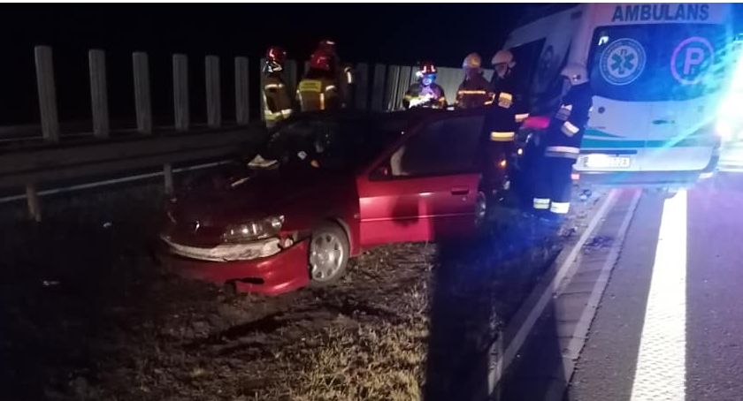 Renault laguna na autostradzie uderzyło w bariery