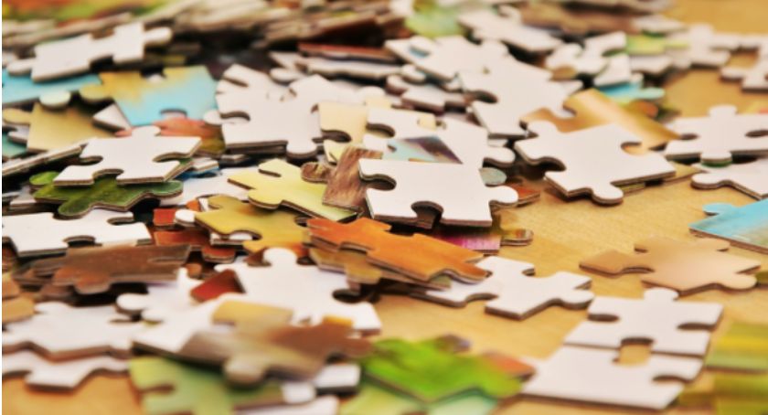 Drużynowy turniej układania puzzli na czas. Zespoły mogą liczyć po 3-4 osoby