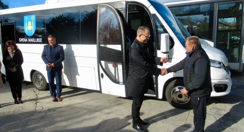 Nowy autobus w gminie Warlubie. Długo na niego czekano