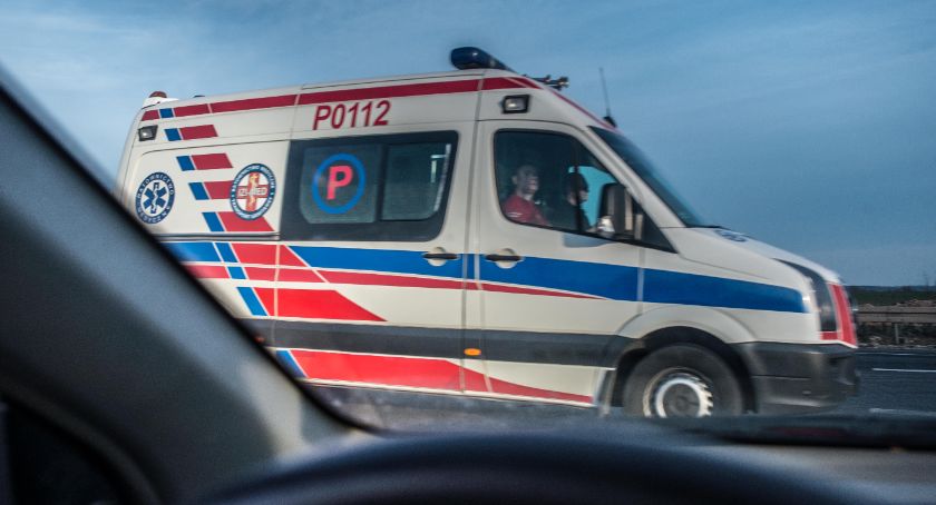 Karetka z nawigacją błądzi po wsiach. Niezbędne są tabliczki z numerami domów