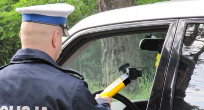 Młody kierowca jechał na podwójnym gazie. Alkohol było czuć już po otwarciu auta