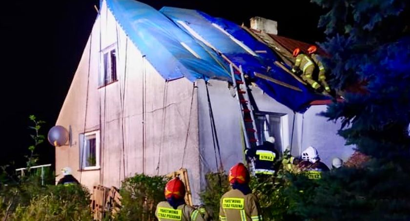 Ponad 70 interwencji strażaków w powiecie świeckim. Wiatr łamał drzewa i uszkadzał dachy [ZDJĘCIA]