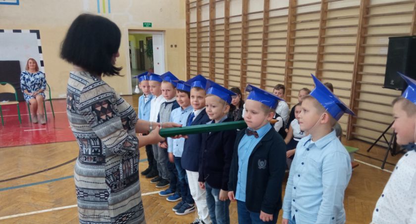 Pasowanie klas pierwszych w Nowem. To był ważny dzień dla najmłodszych uczniów [ZDJĘCIA]