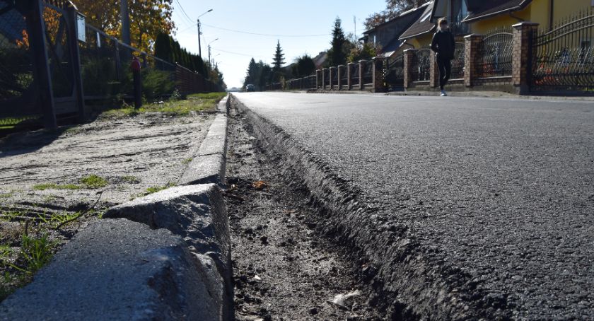 Nowa droga w Serocku do poprawki. Mieszkańcy mówią, że to fuszerka