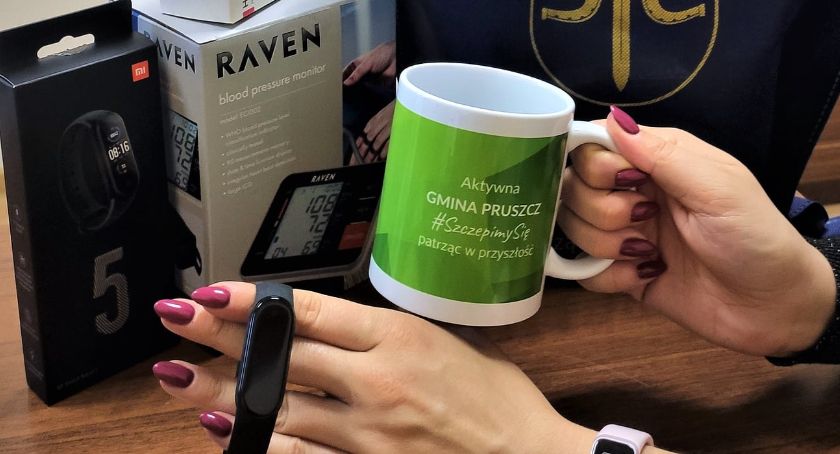Smartband lub ciśnieniomierz za szczepienie? W Pruszczu to możliwe