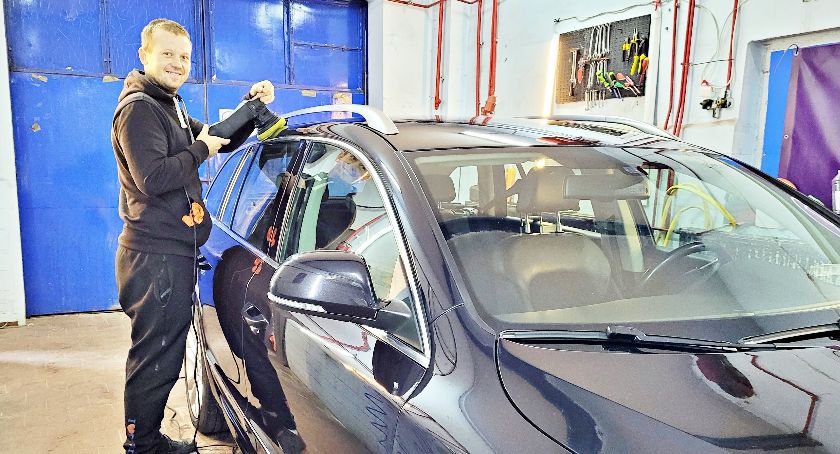 Myjnia Ekopara oferuje więcej niż mycie. Auto wypolerują 