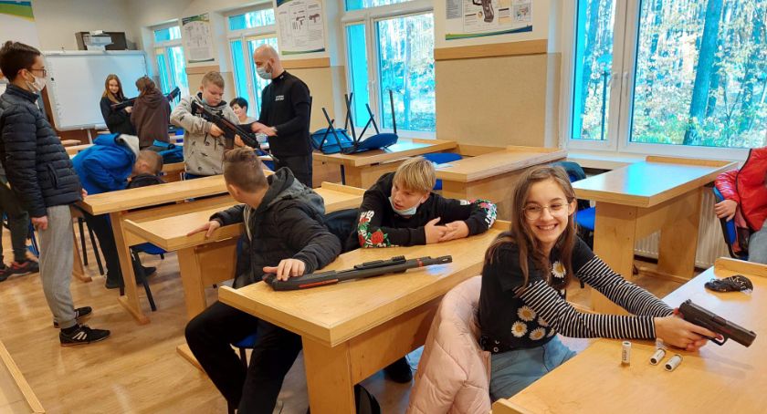 Funkcjonariusze Służby Więziennej szkolili młodzież z Serocka. Na czym polegały zajęcia?